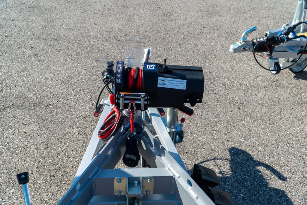 Een insteekbare elektrische lier om moeiteloos auto's te kunnen laden