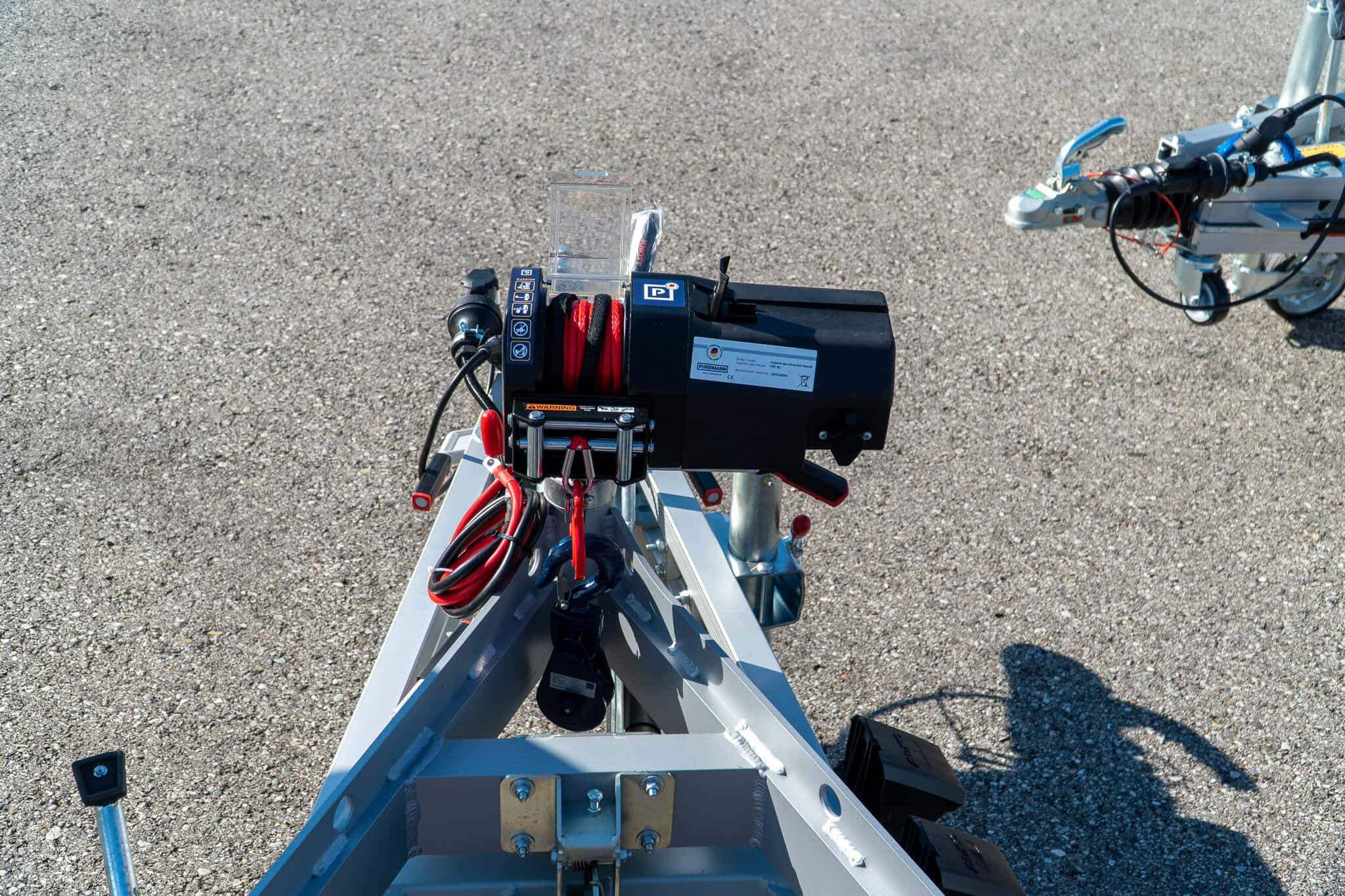 Een insteekbare elektrische lier om moeiteloos auto's te kunnen laden