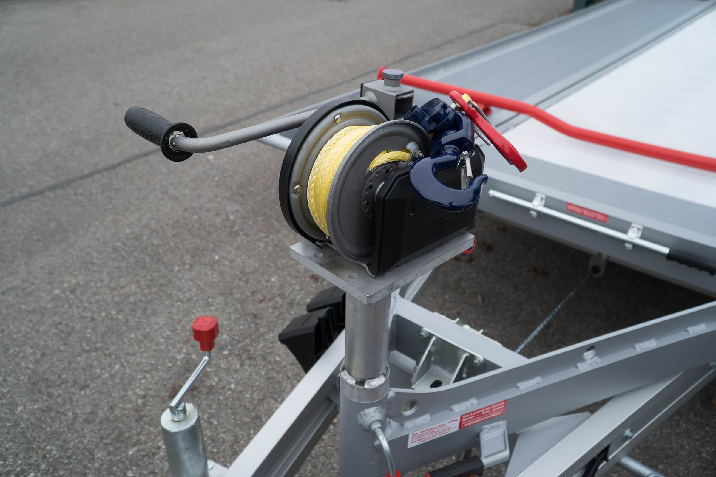 Al-Ko handlier met houder en een kunststof lierkabel